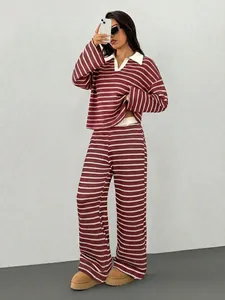 Completo in maglia a righe bordeaux da donna con colletto polo e pantaloni larghi