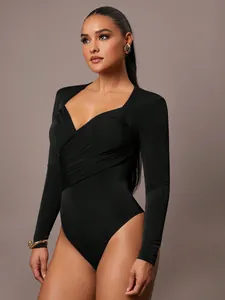 Vista dettagliata dell'elegante design a incrocio con scollo a V del body nero da donna
