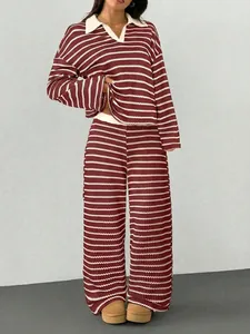 Vista dettagliata del set casual in maglia a righe bordeaux con colletto a contrasto