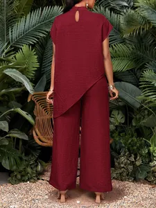 Vista trasera de conjunto burdeos con top de cuello alto asimétrico y pantalón ancho