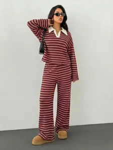 Dettaglio di un set a due pezzi in maglia a righe con colletto a polo e scollo a V