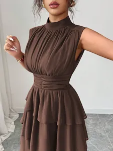 Vista dettagliata di un vestito marrone senza maniche con collo alto e gonna a balze