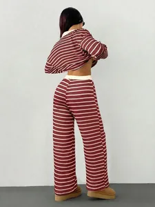 Vista posteriore di un elegante set in maglia a righe bordeaux con maglia e pantaloni.