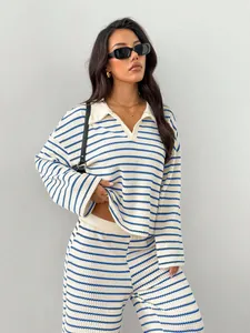 Elegante completo lounge in maglia a righe bianche e blu con polo a maniche lunghe e pantaloni
