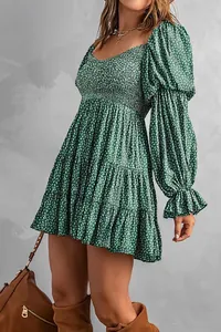 Grünes geblümtes Mini-Kleid mit langen Laternenärmeln und gerafftem A-Linien-Rock