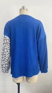 Vue arrière d'un haut en tricot gaufré bleu pour femme avec manche imprimée léopard.