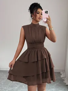 Elegante mini abito marrone senza maniche con collo alto e vita segnata a balze