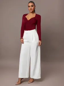Elegante body in velluto bordeaux con scollo a V e design a portafoglio da donna