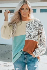 Détail du haut en tricot color-block pour femmes avec imprimé léopard et texture