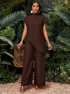 Conjunto marrón casual con cuello alto, dobladillo asimétrico y pantalones anchos