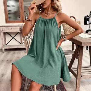 Robe courte d'été fluide vert sauge sans manches avec texture plissée et col américain