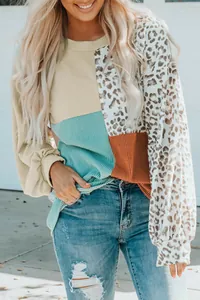 Détail du haut en tricot pour femmes avec imprimé léopard patchwork et texture côtelée