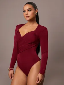 Elegante body in velluto bordeaux a maniche lunghe con scollo a V incrociato e pieghe