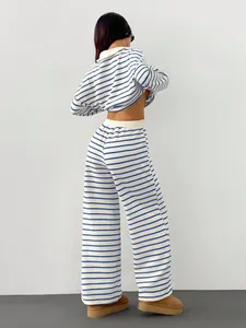 Vista posteriore di un set loungewear in maglia a righe con crop top e pantaloni larghi