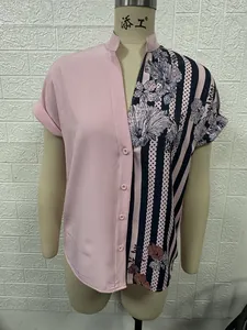 Gros plan du détail contrasté du patchwork floral et rose sur un chemisier pour femme