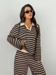 Vista dettagliata di un set in maglia a righe con polo indossato da una modella