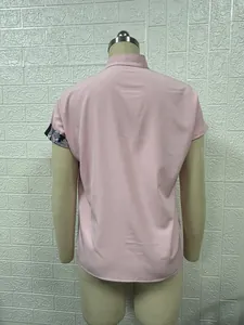 Vue arrière d'un chemisier rose à manches courtes sur un mannequin de mode.