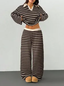 Dettaglio di un completo due pezzi in maglia a righe marroni e bianche con colletto polo