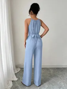 Πίσω όψη γαλάζιας ολόσωμης φόρμας halter με φαρδιά μπατζάκια και δέσιμο