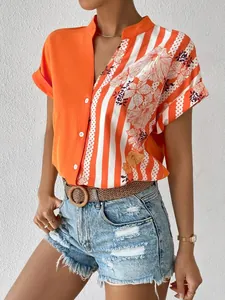 Détail élégant d'un chemisier femme au design color-block et imprimé floral chic.