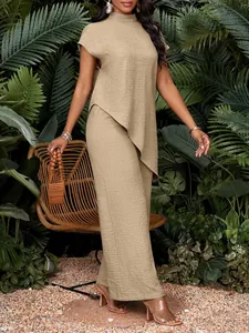 Vista lateral del conjunto de top con cuello alto, bajo asimétrico y pantalón ancho