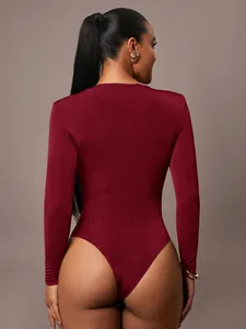 Vista posteriore di un body in velluto bordeaux a maniche lunghe con vestibilità slim.