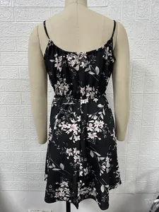 Vue détaillée de l'arrière d'une robe courte noire fleurie à taille élastique