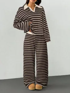 Dettaglio di un set a due pezzi in maglia a righe marroni e beige con colletto polo.