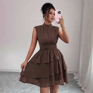 Elegante abito corto marrone scuro a balze senza maniche con collo alto e vita