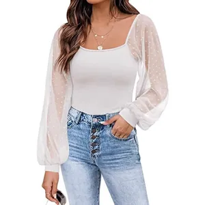 Top slim bianco da donna con maniche a lanterna trasparenti a pois e scollo quadrato