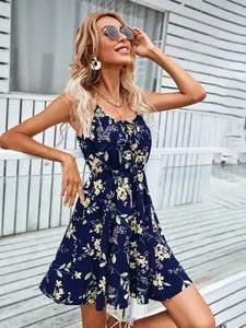 Gros plan d'une élégante robe d'été sans manches à imprimé floral bleu marine avec taille élastique