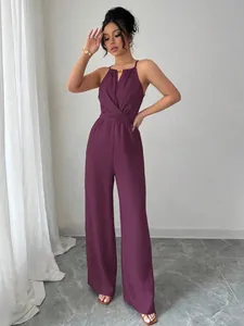 Κομψή μωβ ολόσωμη φόρμα με λαιμόκοψη halter, φαρδύ μπατζάκι και στενή μέση