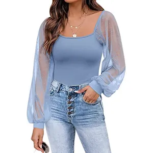 Elegante top blu aderente da donna con maniche a lanterna trasparenti a pois e scollo quadrato