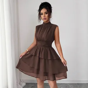 Elegante abito corto marrone senza maniche con collo alto e vita aderente per ogni occasione.