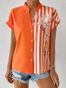 Détail d'un chemisier orange pour femme avec imprimé floral, rayures et boutons blancs
