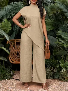 Elegante conjunto caqui con top de dobladillo irregular y pantalón ancho en selva