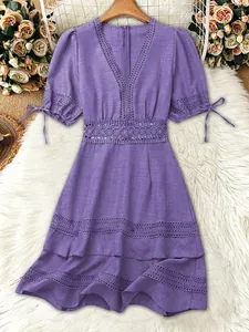 Elegante abito viola con scollo a V, delicato pizzo a intaglio e maniche a sbuffo chic.