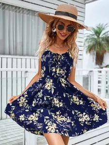 Mannequin portant une robe fleurie bleu marine sans manches et un chapeau de paille.