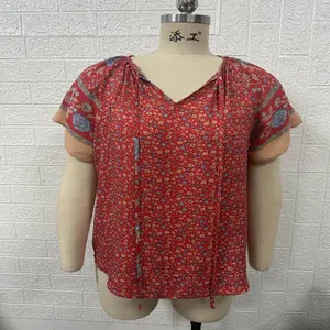 Chemisier femme bohème à imprimé fleuri et col en V sur un mannequin de couture