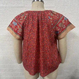 Vue arrière d'un chemisier rouge à fleurs de style ethnique avec manches courtes pour femmes