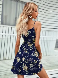 Vue arrière d'une robe fleurie élégante bleu marine avec taille élastique et bretelles