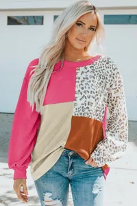 Détail rapproché du haut en tricot color-block pour femme avec imprimé léopard chic