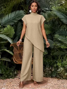 Conjunto beige elegante con top asimétrico de cuello alto y pantalón ancho tropical
