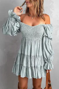 Detailansicht von dem hellblauen Blumenkleid schulterfrei mit gestuftem Rüschenrock
