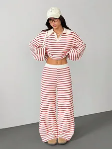 Vista dettagliata di un set in maglia a righe rosse e bianche con top e pantaloni.