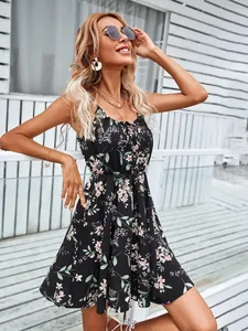 Robe d'été élégante sans manches à fleurs noires avec taille élastique et fines bretelles