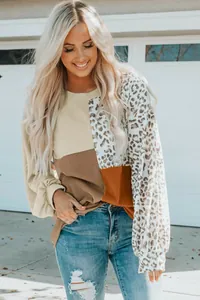 Détail d'un haut en maille pour femme avec imprimé léopard et textures côtelées