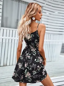 Vue arrière détaillée d'une mini-robe d'été sans manches avec un imprimé floral très éclatant