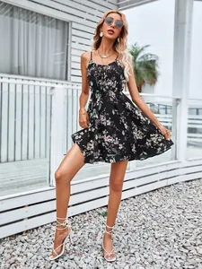 Robe fleurie noire sans manches élégante avec taille élastique vue en extérieur
