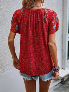 Vue arrière d'une chemise à manches courtes et imprimé floral bohème en rouge